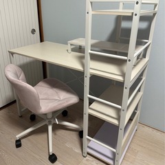 テーブルと椅子の画像