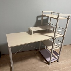 テーブルと椅子の画像