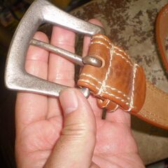 メーカー不明　ベルト　金具入れて長さ1メートル5㎝くらいバックル幅7㎝の画像