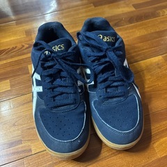 体育館シューズ　asics ネイビーの画像