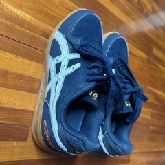 体育館シューズ　asics ネイビーの画像