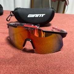 新品未使用　サングラス赤黒　ジャイアントの画像