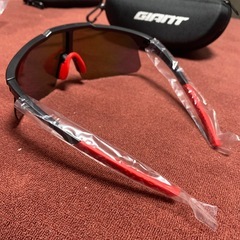 新品未使用　サングラス赤黒　ジャイアントの画像