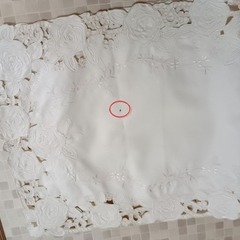 #テーブルセンター白色（ピンク刺繍あり）縁花柄, 横86×縦40㎝の画像