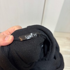 SUREVE ブラック フード付きパーカーの画像