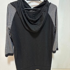 フード付きパーカー 黒とグレーの画像