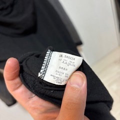 フード付きパーカー 黒とグレーの画像