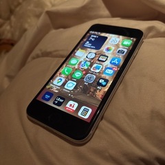 美品　２５日まで！iPhoneSE3 バッテリー100%の画像
