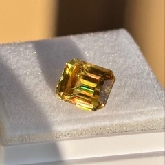【スフェーン 2.40ct】圧巻のファイア！希少な天然宝石の画像
