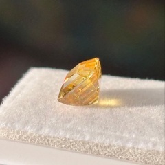 【スフェーン 2.40ct】圧巻のファイア！希少な天然宝石の画像