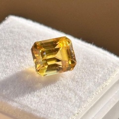 【スフェーン 2.40ct】圧巻のファイア！希少な天然宝石の画像