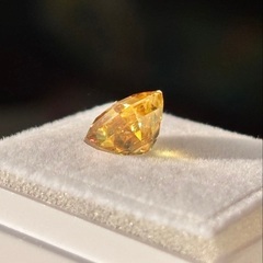 【スフェーン 2.40ct】圧巻のファイア！希少な天然宝石の画像
