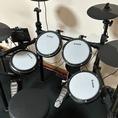 電子ドラムセット Donner DED-200、アンプDonner DDA-20、椅子、ドラムマット、譜面台のセットの画像