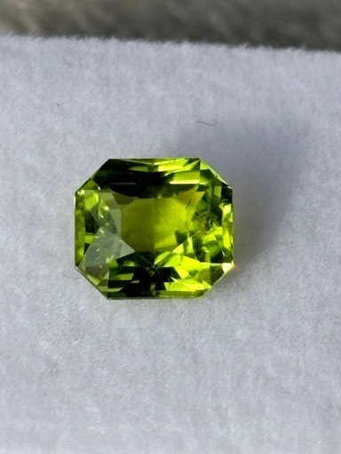 透明感ある美しいペリドット 2.15ct（8月誕生石）