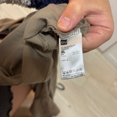 GU XL カーキ Vネック Tシャツの画像