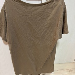 GU XL カーキ Vネック Tシャツの画像