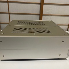 品質な音質を提供するDENONのPMA-2000AE、シルバー仕上げの洗練されたデザイン。の画像