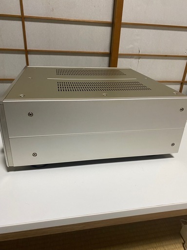 品質な音質を提供するDENONのPMA-2000AE、シルバー仕上げの洗練されたデザイン。
