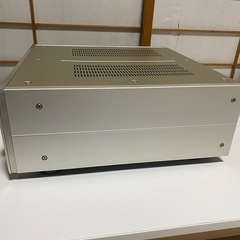品質な音質を提供するDENONのPMA-2000AE、シルバー仕上げの洗練されたデザイン。の画像