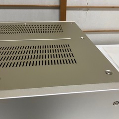 品質な音質を提供するDENONのPMA-2000AE、シルバー仕上げの洗練されたデザイン。の画像