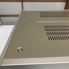 品質な音質を提供するDENONのPMA-2000AE、シルバー仕上げの洗練されたデザイン。の画像