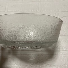 しっかりとした重さのある大きめのガラス皿の画像