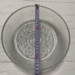 しっかりとした重さのある大きめのガラス皿の画像