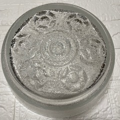 しっかりとした重さのある大きめのガラス皿の画像