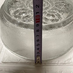 しっかりとした重さのある大きめのガラス皿の画像