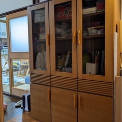 食器棚、本棚の画像