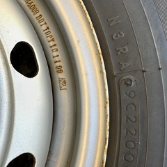 【参考写真です】こちらは投稿中のアクティートラック4WDに取り付けてお渡しする＊マルチピッチの汎用スチールホイール（製造年古いスタッドレスタイヤ付き）の写真になります。⇒《交換希望》☆即戦力！4WDの軽トラック☆機関絶好調☆荷台キズ凹みなくキレイです☆車検付き（令和8年4月）このまますぐにご使用いただけます。の画像