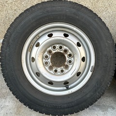 【参考写真です】こちらは投稿中のアクティートラック4WDに取り付けてお渡しする＊マルチピッチの汎用スチールホイール（製造年古いスタッドレスタイヤ付き）の写真になります。⇒《交換希望》☆即戦力！4WDの軽トラック☆機関絶好調☆荷台キズ凹みなくキレイです☆車検付き（令和8年4月）このまますぐにご使用いただけます。の画像