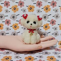 ハートの耳飾りの似合うかわいいマルチーズ　　ケーキ付き　羊毛フェルトの画像