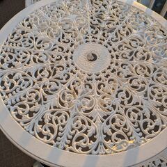 差し上げます！白いガーデンテーブル・チェア3点セットの画像