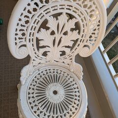 差し上げます！白いガーデンテーブル・チェア3点セットの画像