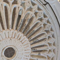 差し上げます！白いガーデンテーブル・チェア3点セットの画像