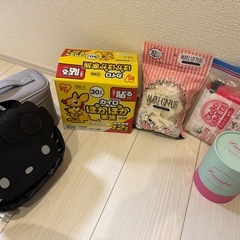 調理器具、無印仕切りスタンド、山崎実業ティッシュケース、無印ハンガー（結構あります。）、コスメメイクポーチ、カイロ、メイクスポンジ、アロマの画像