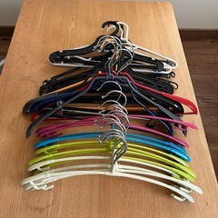 滑りにくいハンガー23本とプラハンガー数本の画像