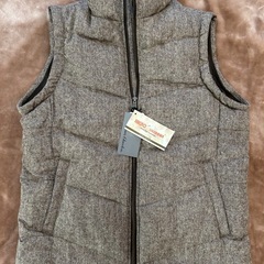 未使用ルイシャブロンLOUIS CHAVLONダウンジャケット ベスト コート cort アウター 冬服 秋服 紳士服ライトブラウン無地ポリエステルメンズmen’s男性用サイズL 肩幅約42センチ身幅約52センチ袖丈約64センチ着丈約67センチの画像