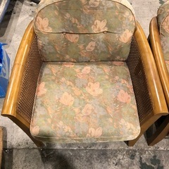 カリモク　1人掛け　花柄木製フレームの画像
