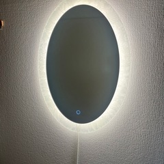 LEDライト付きの壁掛けミラーの画像