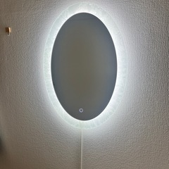 LEDライト付きの壁掛けミラーの画像