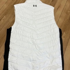 美品　アンダーアーマー　ダウンベスト　の画像
