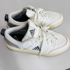 アディダス　スニーカーの画像