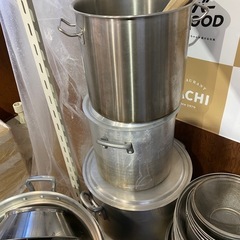 調理用鍋各種と寸胴鍋用ザルの画像