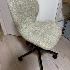 デスクと椅子の画像