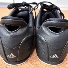 adidas レザースニーカー黒　23cmの画像