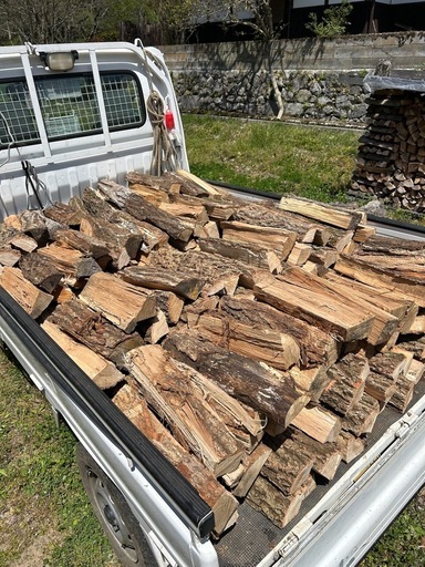 岡山県産　薪クヌギ　コナラ
自然乾燥　水分量18%前後