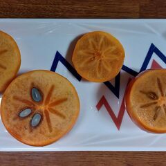 甘柿中小併せて4個、100円の画像