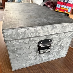 昭和レトロのブリキ衣装ケース①
の画像